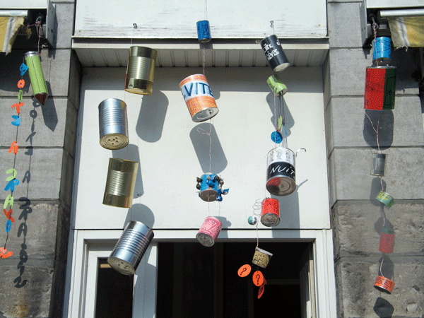 Tous en boite...déco de la facade du SAS à l'occasion du carnaval de Tournai.